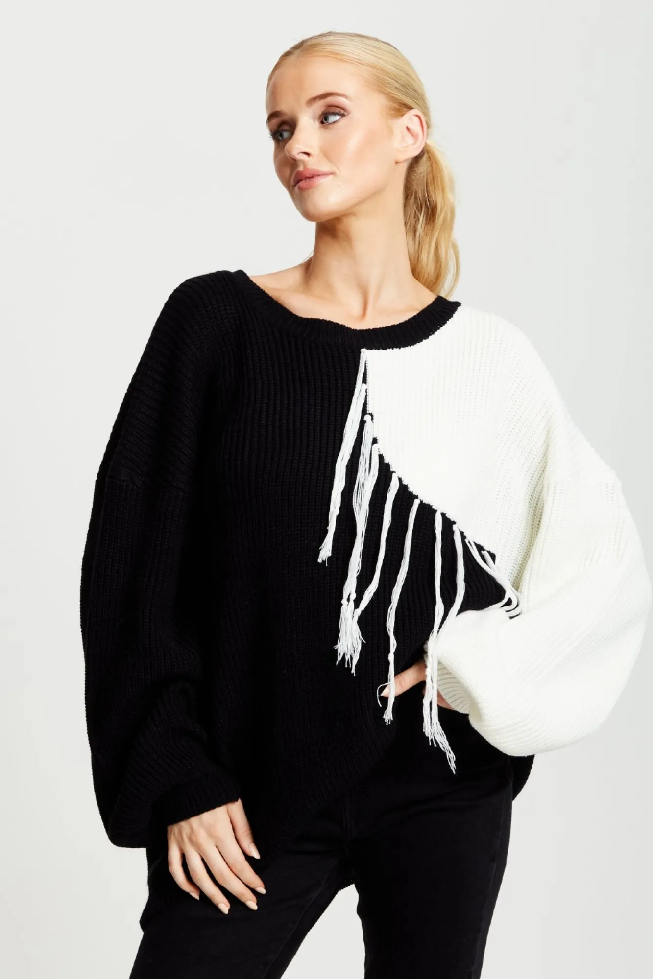 Knitwear^Liquorish Black And White Jumper With Tassel Detail Blackwhite