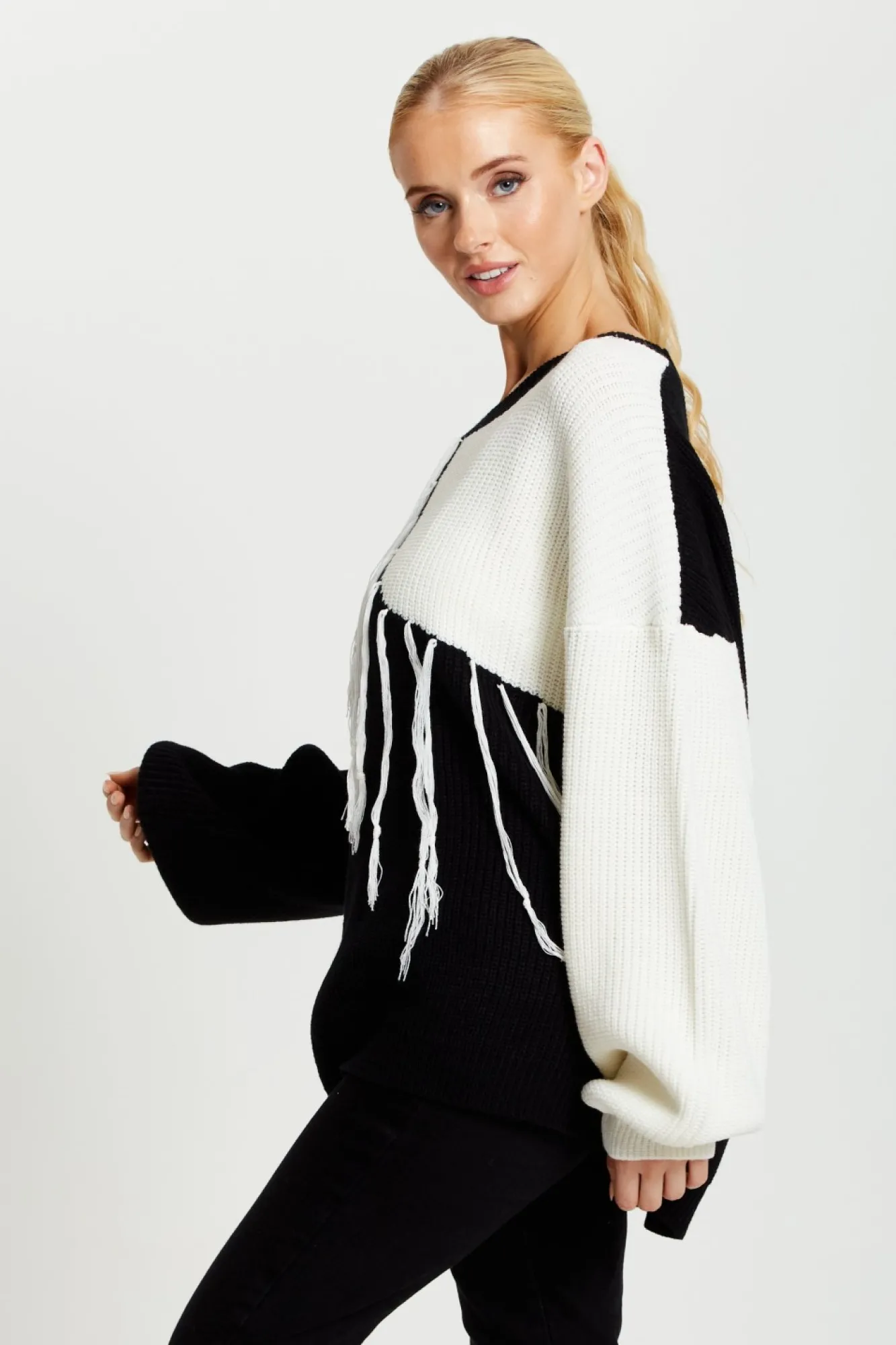 Knitwear^Liquorish Black And White Jumper With Tassel Detail Blackwhite
