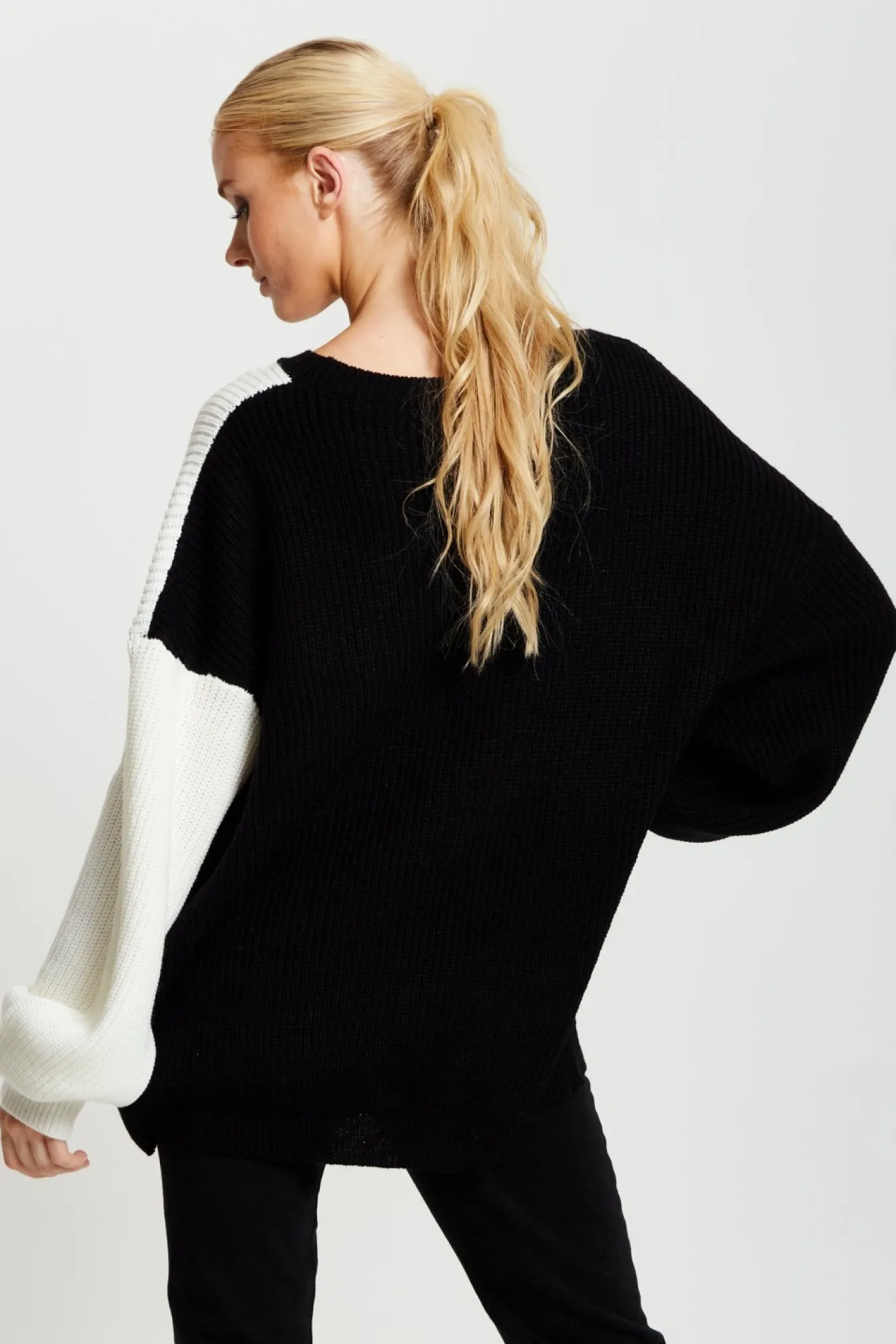 Knitwear^Liquorish Black And White Jumper With Tassel Detail Blackwhite